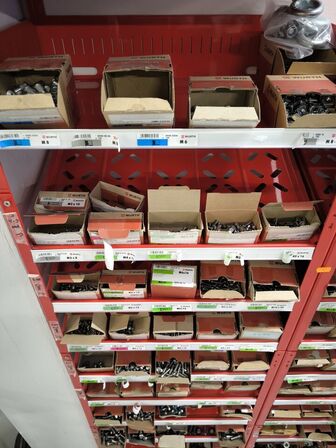 Indhold på reol (se beskrivelse)