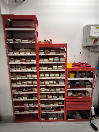 Indhold på reol (se beskrivelse)