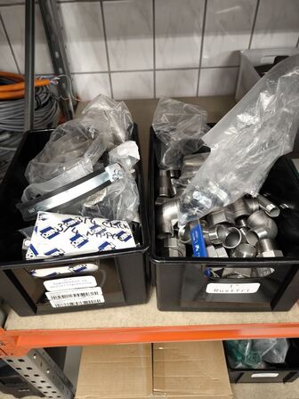 2 stk. hylder med indhold