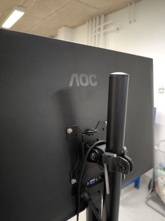 Mobil arbejdsstation med skærm og tastatur