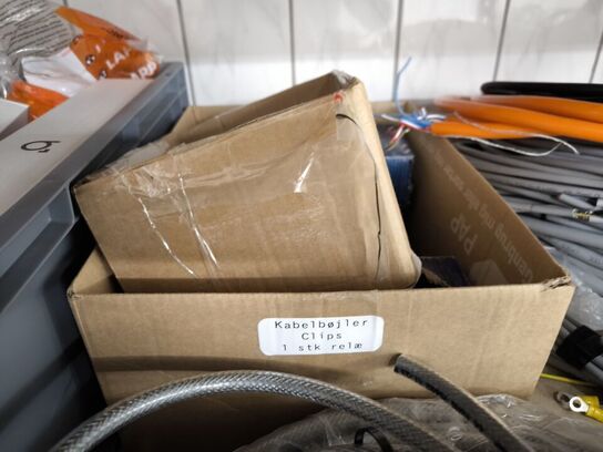 2 stk. hylder med indhold samt indhold under reol