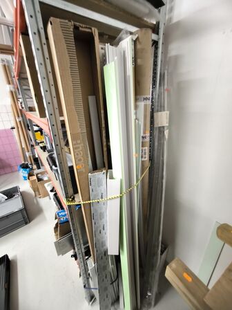 Indhold på hylder og under reol samt ved gavl