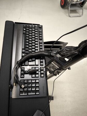 Mobil arbejdsstation med skærm og tastatur