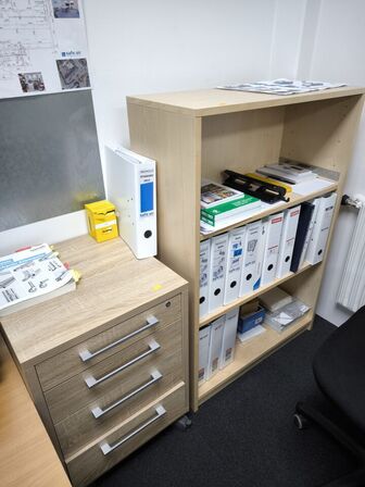 El-hæve/sænkebord kontorstol, reol og skuffemodul