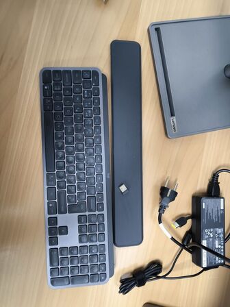 2 stk 28"  LENOVO L28u-35 skærme med LOGITECH mus og tastatur