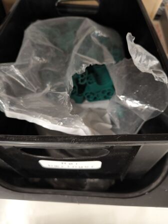 2 stk. hylder med indhold