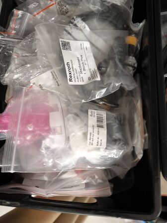 2 stk. hylder med indhold samt indhold under reol