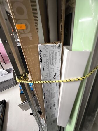 Indhold på hylder og under reol samt ved gavl