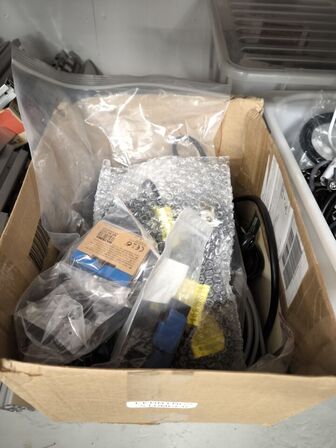 Indhold på hylder og under reol samt ved gavl