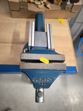 Filebænk med båndsliber og skruestik uden indhold