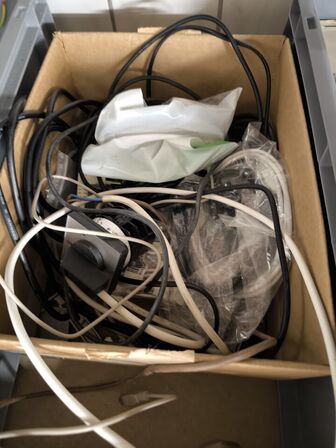 2 stk. hylder med indhold samt indhold under reol