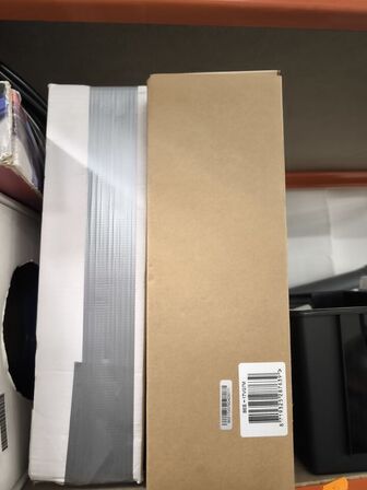 2 stk. hylder med indhold