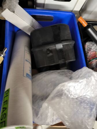 2 stk. hylder med indhold samt indhold under reol