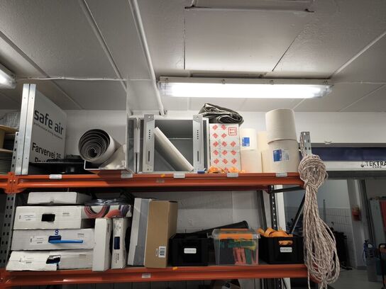 2 stk. hylder med indhold