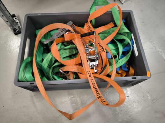 Kasse med spændestropper