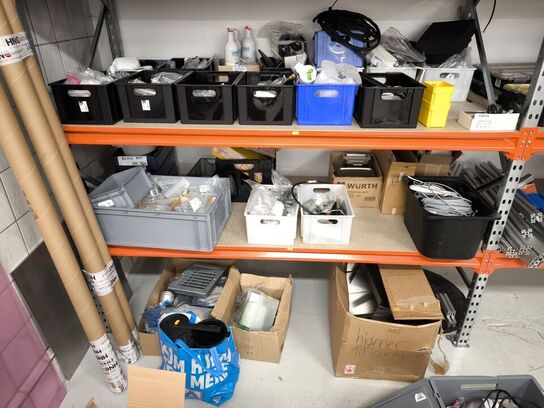 2 stk. hylder med indhold samt indhold under reol