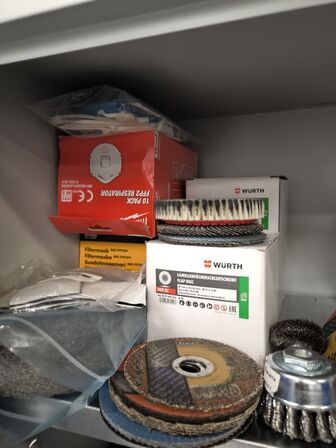 Indhold i skab (se beskrivelse)