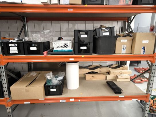 2 stk. hylder med indhold