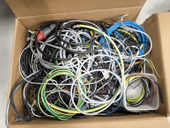 Kasse med div. Ledninger