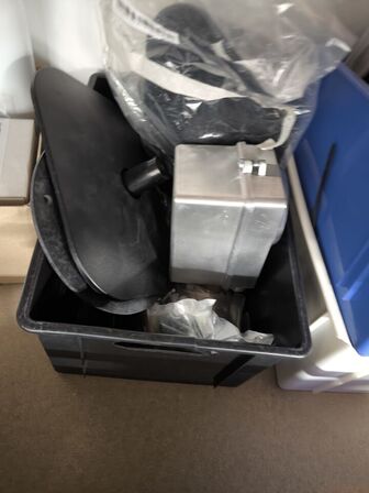 2 stk. hylder med indhold samt indhold under reol