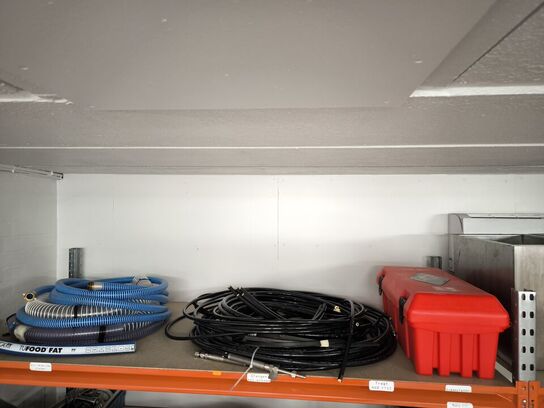 2 stk. hylder med indhold bl.a. slange