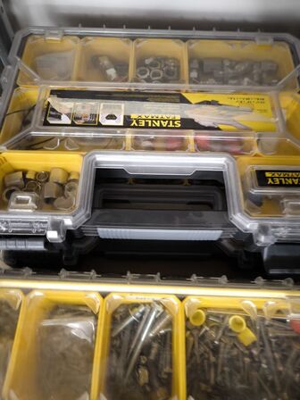 Indhold på hylder og under reol samt ved gavl