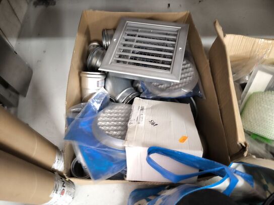 2 stk. hylder med indhold samt indhold under reol