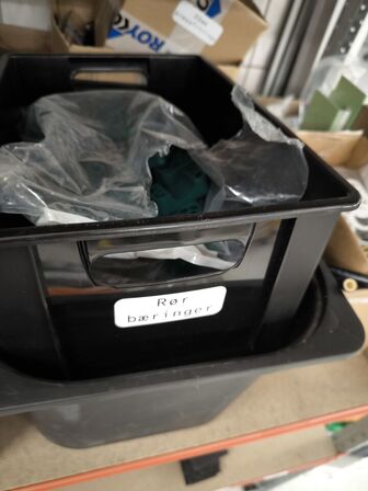 2 stk. hylder med indhold