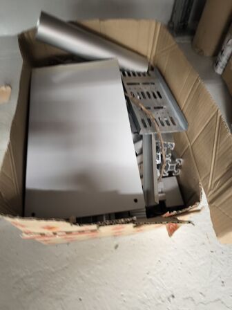 Indhold på hylder og under reol samt ved gavl