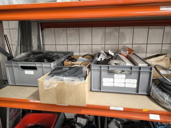 2 stk. hylder med indhold samt indhold under reol