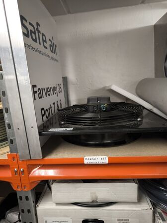 2 stk. hylder med indhold