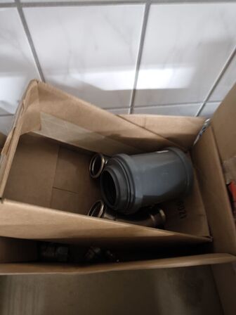 2 stk. hylder med indhold