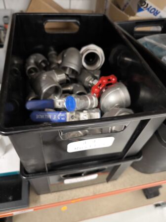 2 stk. hylder med indhold