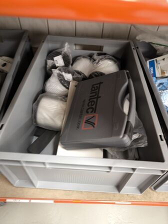 2 stk. hylder med indhold samt indhold under reol