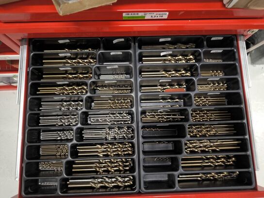 Indhold på reol (se beskrivelse)