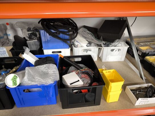 2 stk. hylder med indhold samt indhold under reol