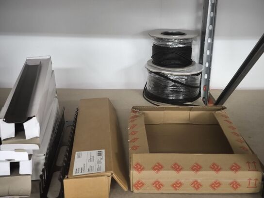 2 stk. hylder med indhold bl.a. slange