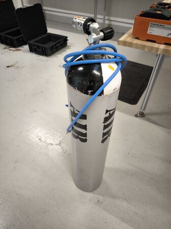 Iltflaske med slange og pistol