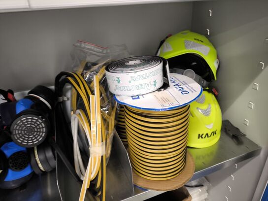 Indhold i skab (se beskrivelse)