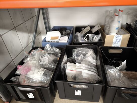 2 stk. hylder med indhold samt indhold under reol