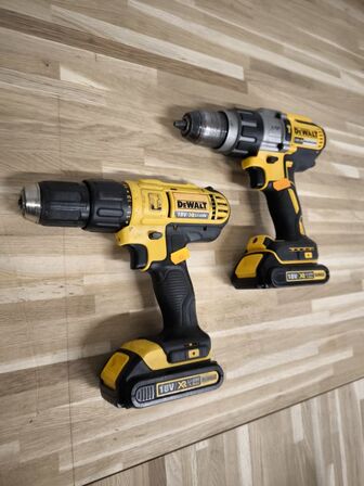 2 stk. skruemaskiner DEWALT med batteri og oplader