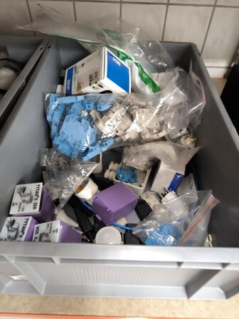 2 stk. hylder med indhold samt indhold under reol