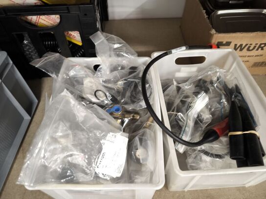 2 stk. hylder med indhold samt indhold under reol