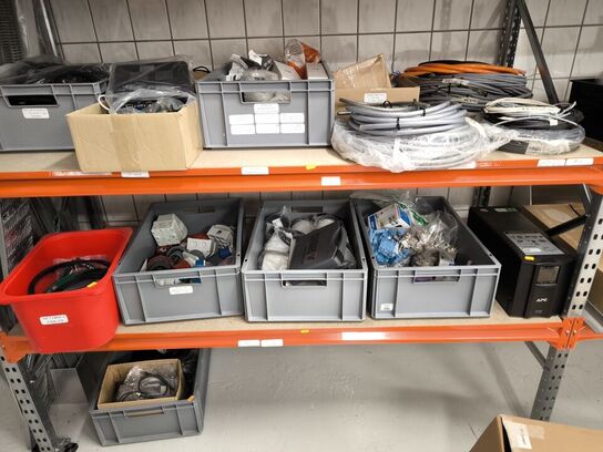 2 stk. hylder med indhold samt indhold under reol