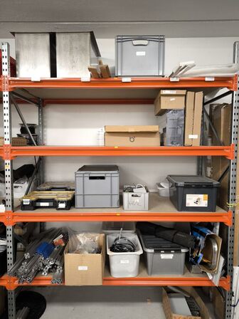 Indhold på hylder og under reol samt ved gavl