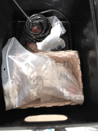 2 stk. hylder med indhold samt indhold under reol