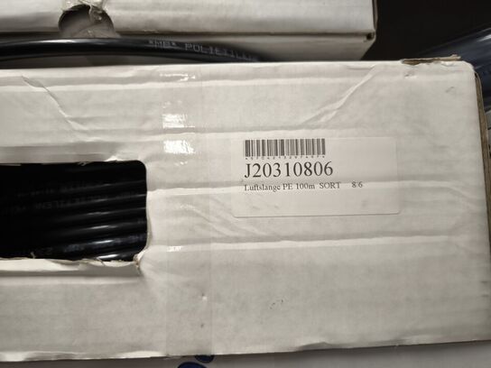 2 stk. hylder med indhold