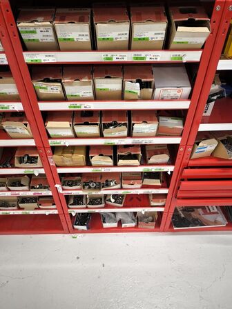 Indhold på reol (se beskrivelse)