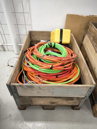 Palle med diverse kabler