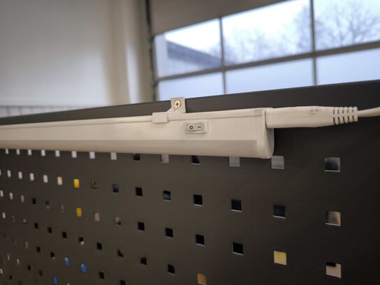 Arbejdsbord med lys samt reol